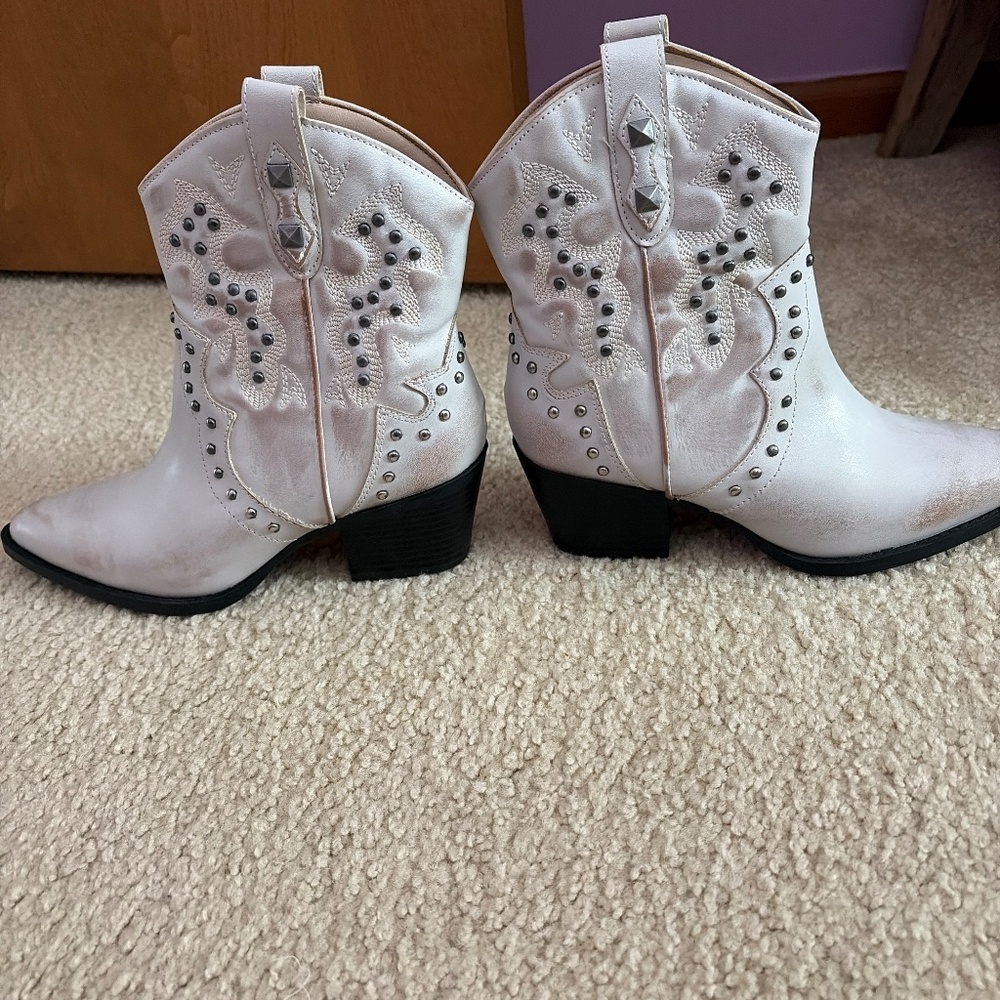 Dirty laundry, studded cowboy boots size 6, never worn